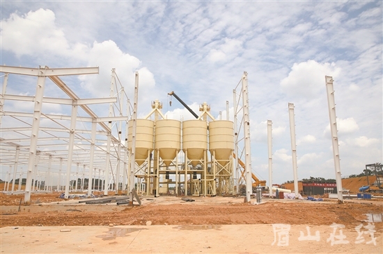 眉山澳力鑫新材料有限公司二期項目建設現(xiàn)場，工人正全力以赴趕工期。