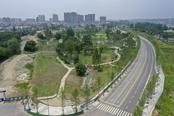 鄉(xiāng)村旅游發(fā)展如火如荼。.jpg