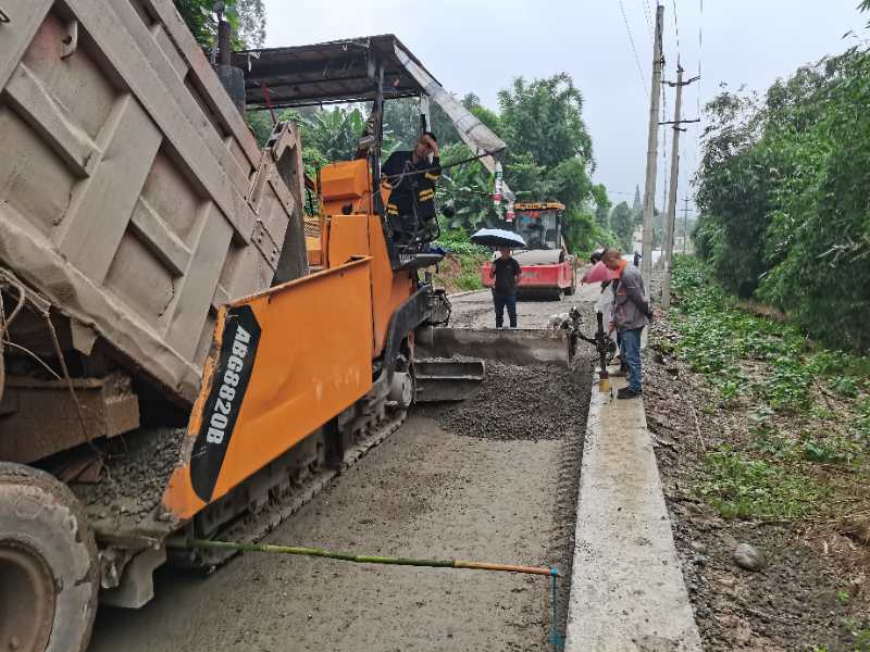 青關路路面改造工程項目建設現(xiàn)場。.jpg