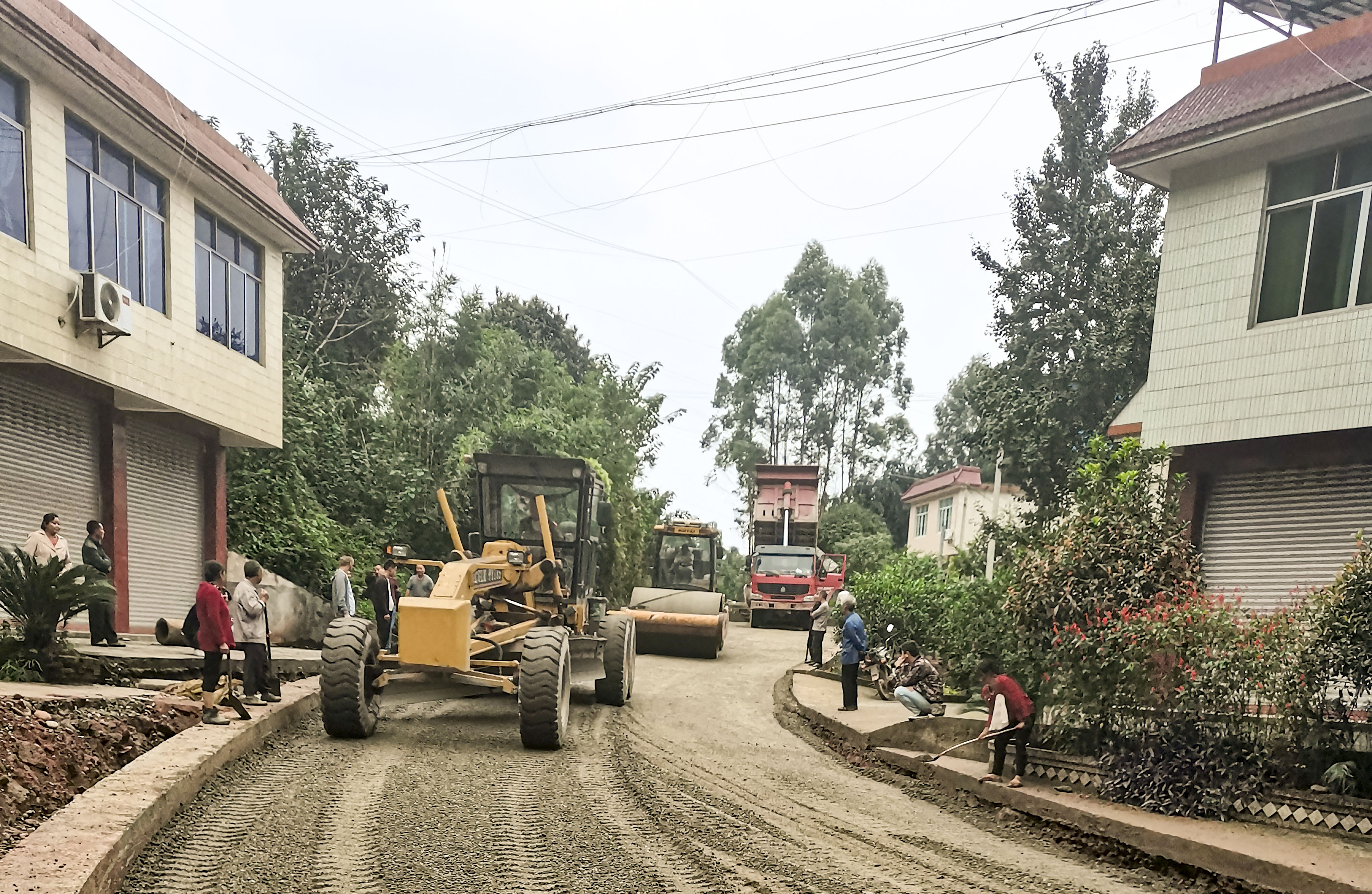 華青路路面改造工程項目建設現(xiàn)場。.jpg