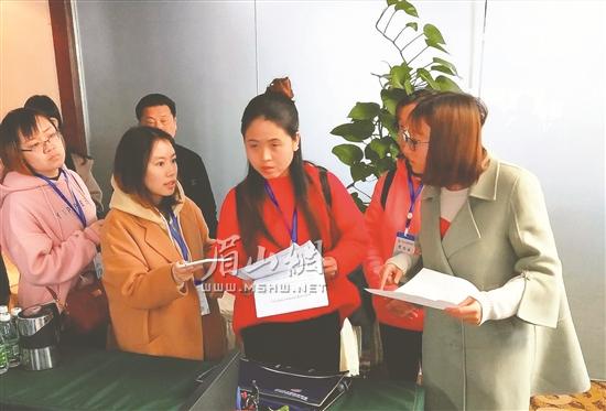 蘇祠街道普查員開展現(xiàn)場登記工作。.jpg