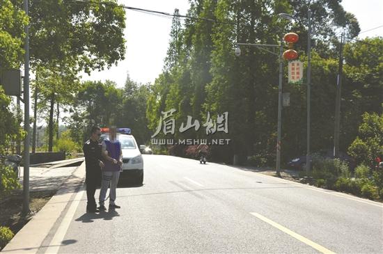 犯罪嫌疑人胡某指認肇事逃逸現(xiàn)場。.jpg