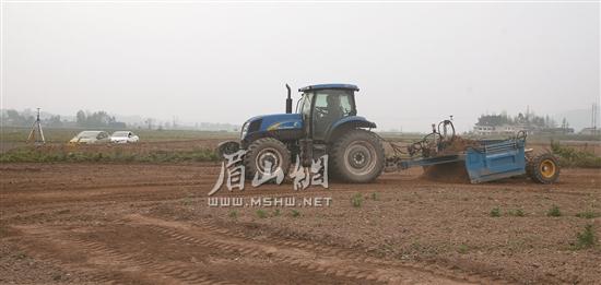 農(nóng)機(jī)作業(yè)。.jpg