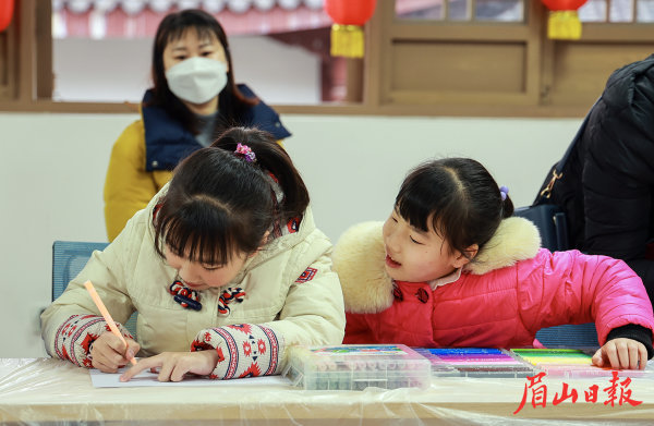 孩子們用彩筆畫出心中的元宵節(jié)。