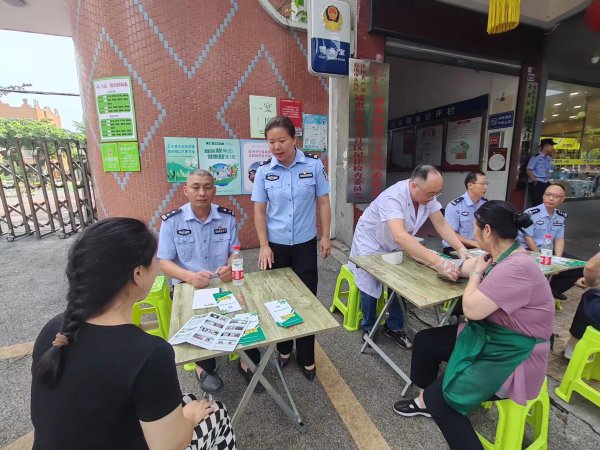 為居民講解有關(guān)知識。