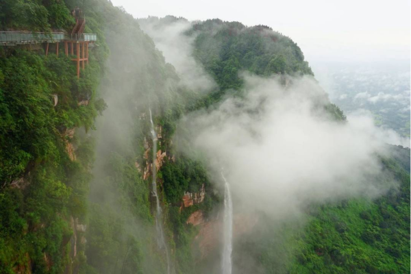  玉屏山景區(qū)玻璃棧道。