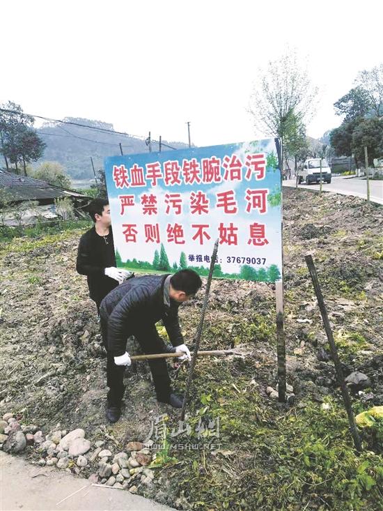 工作人員正在安裝警示牌。.jpg