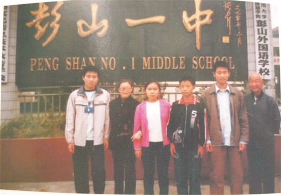 與受助學生合影。（資料圖）2.jpg