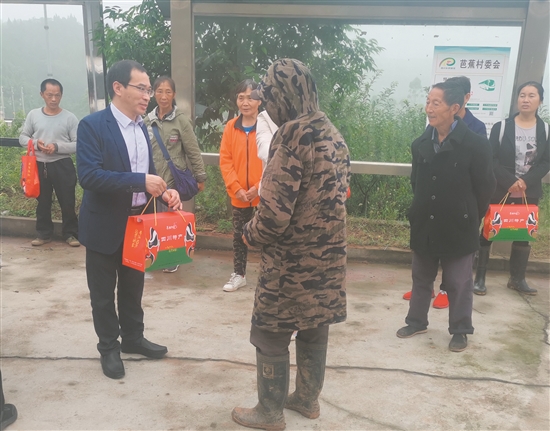 走訪慰問建檔立卡貧困戶。.jpg