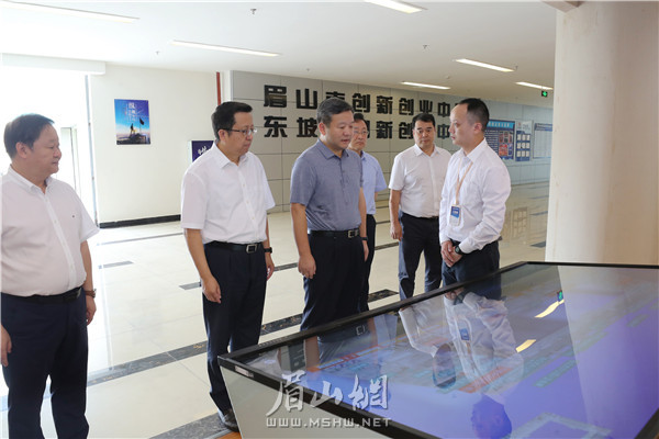 15日，曹立軍在東坡區(qū)東坡創(chuàng)客孵化園，調(diào)研大學(xué)生創(chuàng)新創(chuàng)業(yè)工作等。 記者 雷同 攝.jpg