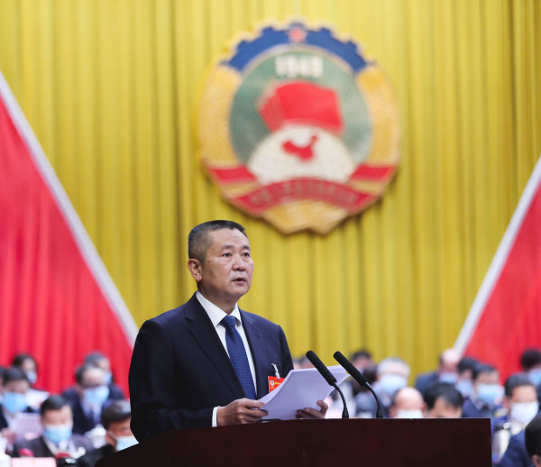 吳小可代表市政協(xié)四屆常委會(huì)向大會(huì)作工作報(bào)告。記者 雷同 攝