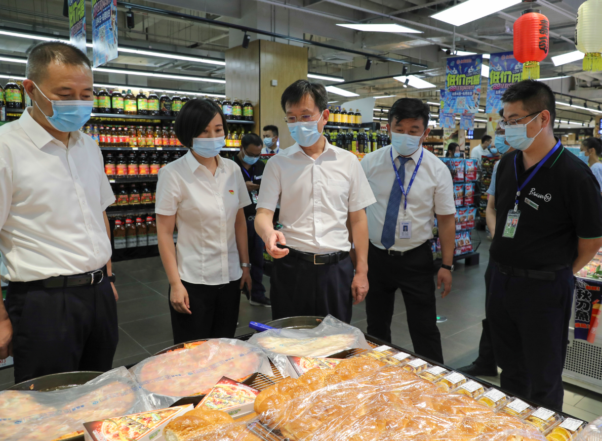 　8月2日，胡元坤在仁壽縣萬達(dá)廣場檢查常態(tài)化疫情防控措施落實(shí)情況，并調(diào)研現(xiàn)代服務(wù)業(yè)發(fā)展情況。眉山日報(bào)全媒體記者 雷同 攝