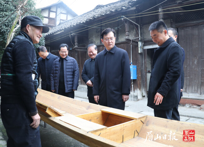 12月13日，胡元坤在東坡區(qū)永壽鎮(zhèn)羅平古鎮(zhèn)，調(diào)研歷史文化街區(qū)保護與開發(fā)工作。眉山日報全媒體記者 雷同 攝