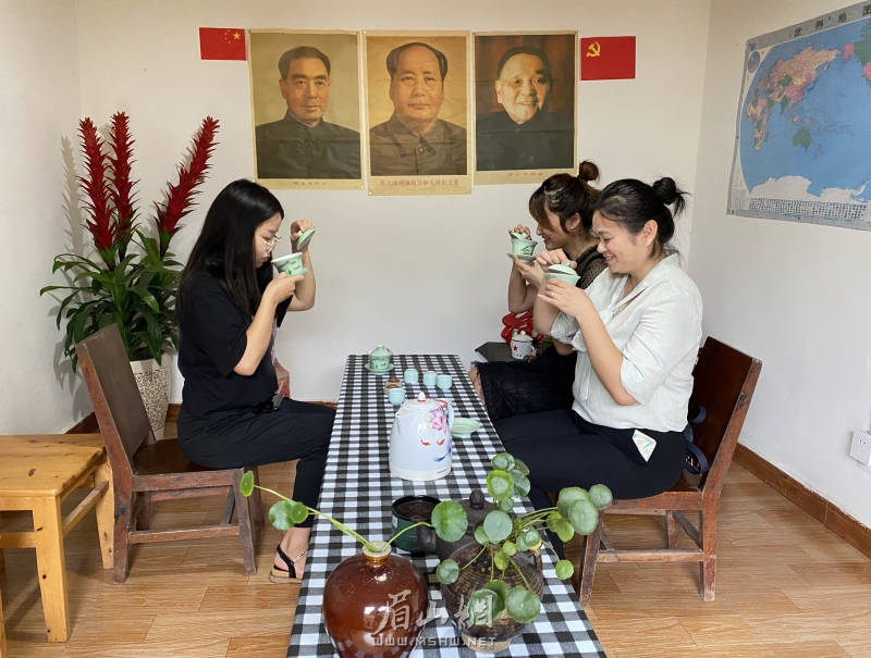 鄰里在羅勤家喝茶聊天，尋一處靜謐。.jpg