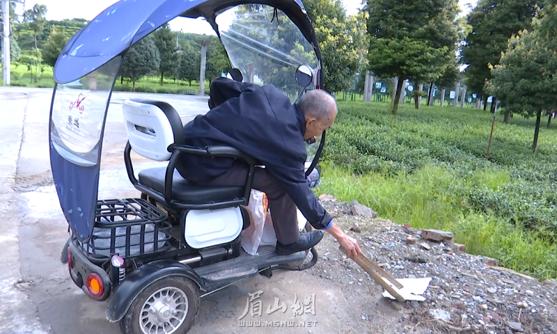 一個編織袋、一個木夾，一輛電動三輪車，何道賢開啟環(huán)保之旅 (1).png