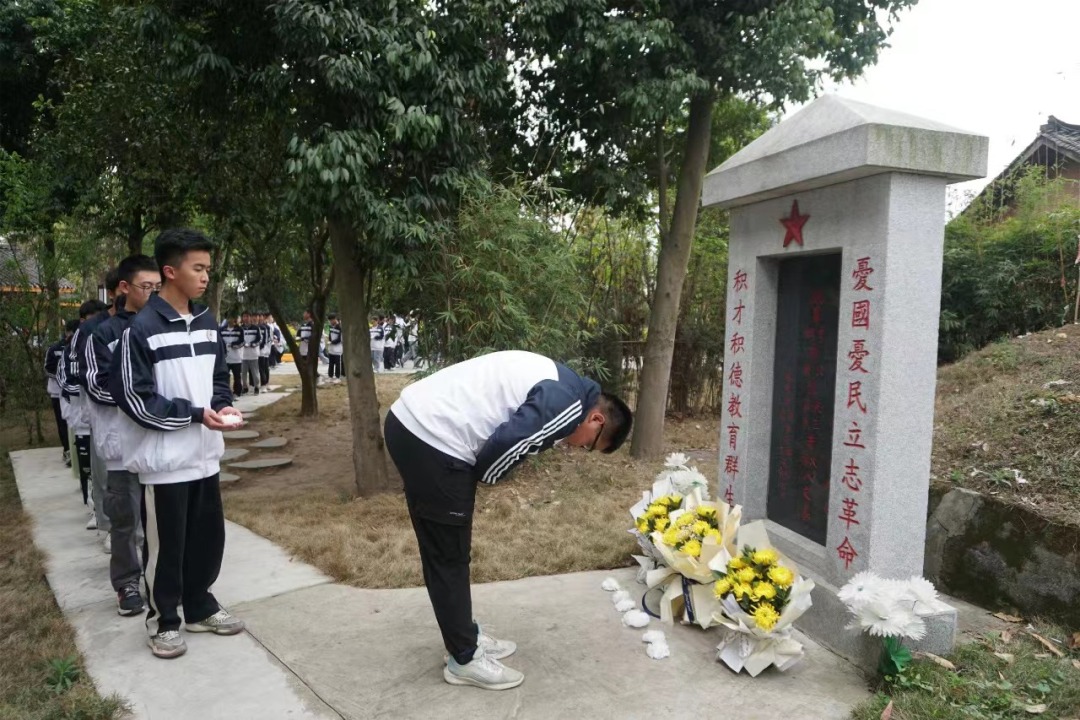 同學(xué)們?yōu)楦锩攘耀I(xiàn)花。.jpg