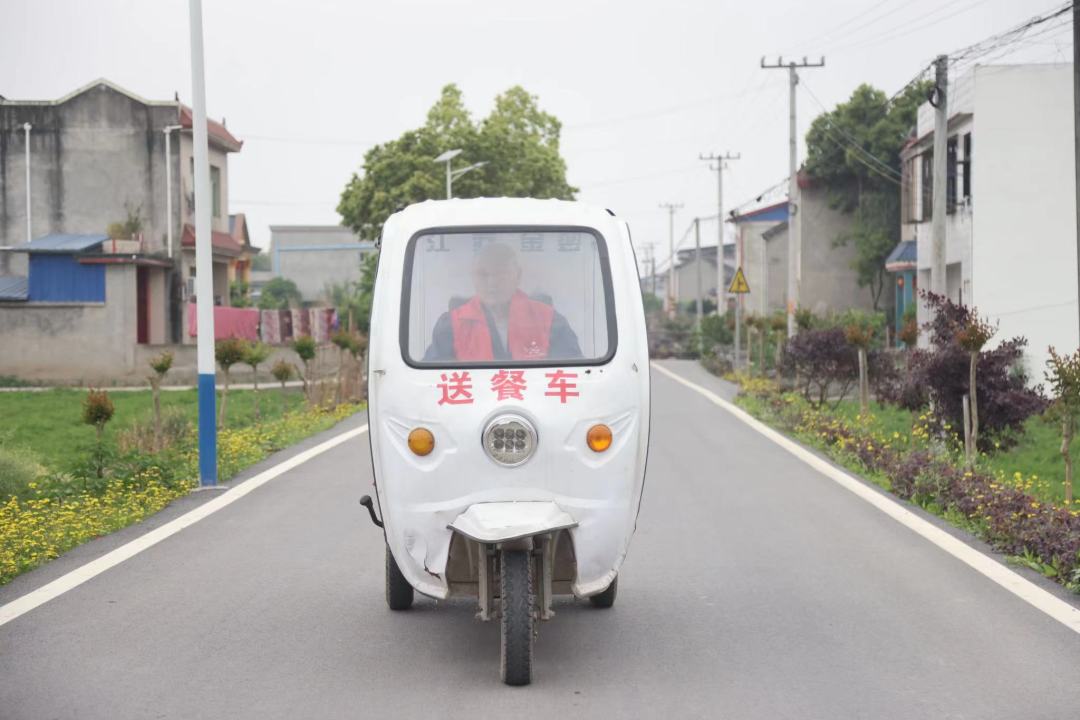 楊永東騎著“送餐車(chē)”，行駛在道路上。.jpeg