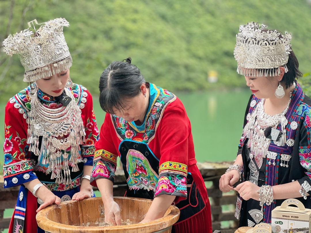 采訪團體驗制作手工美食。.jpg