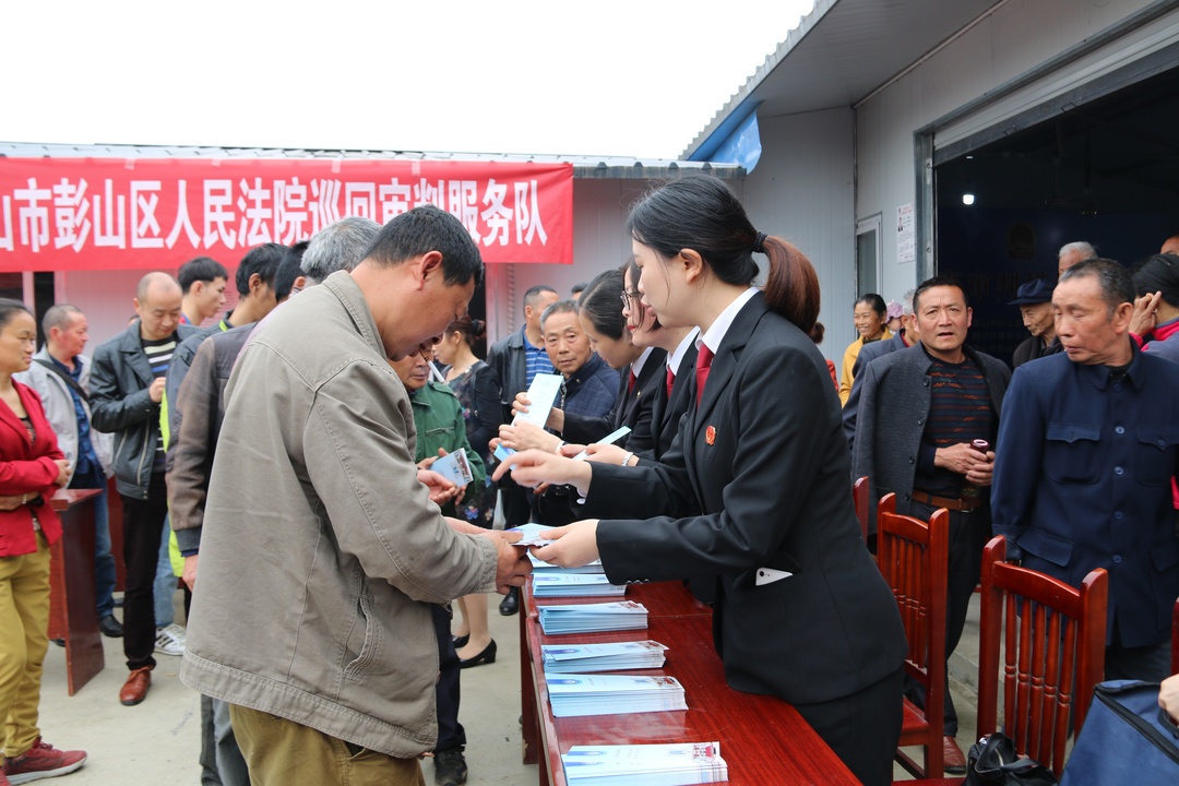 巡回審判服務(wù)隊(duì)進(jìn)鄉(xiāng)鎮(zhèn)。.jpg