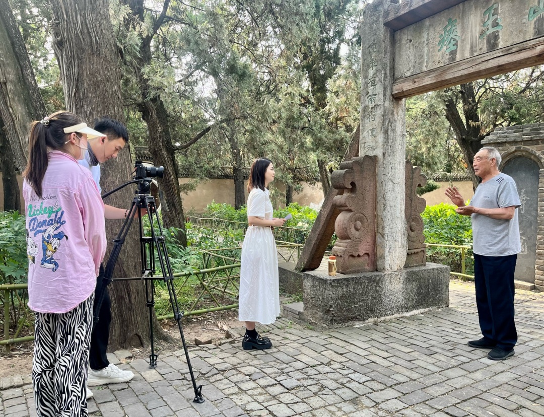 東坡區(qū)采訪團在河南郟縣采訪。.jpg