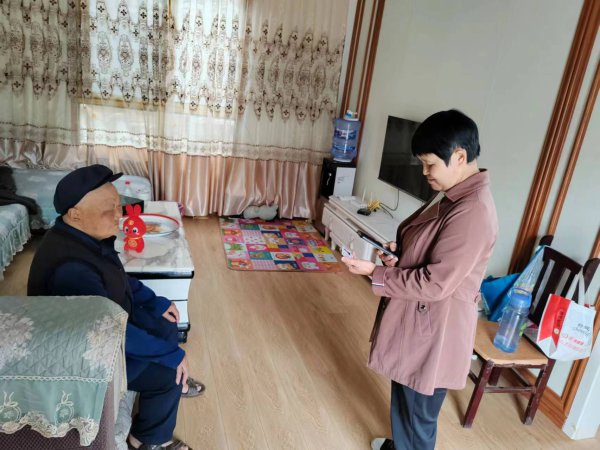  幸福村干部到黃春林老人家中辦理認(rèn)證。