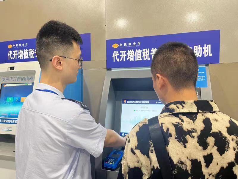 杜貞成（左）在市民服務(wù)中心幫助群眾辦理業(yè)務(wù)。.jpg