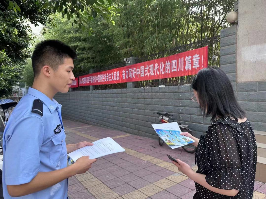 四川司法警官職業(yè)學(xué)院實(shí)習(xí)生在仁壽法院從事輔助工作。.jpg
