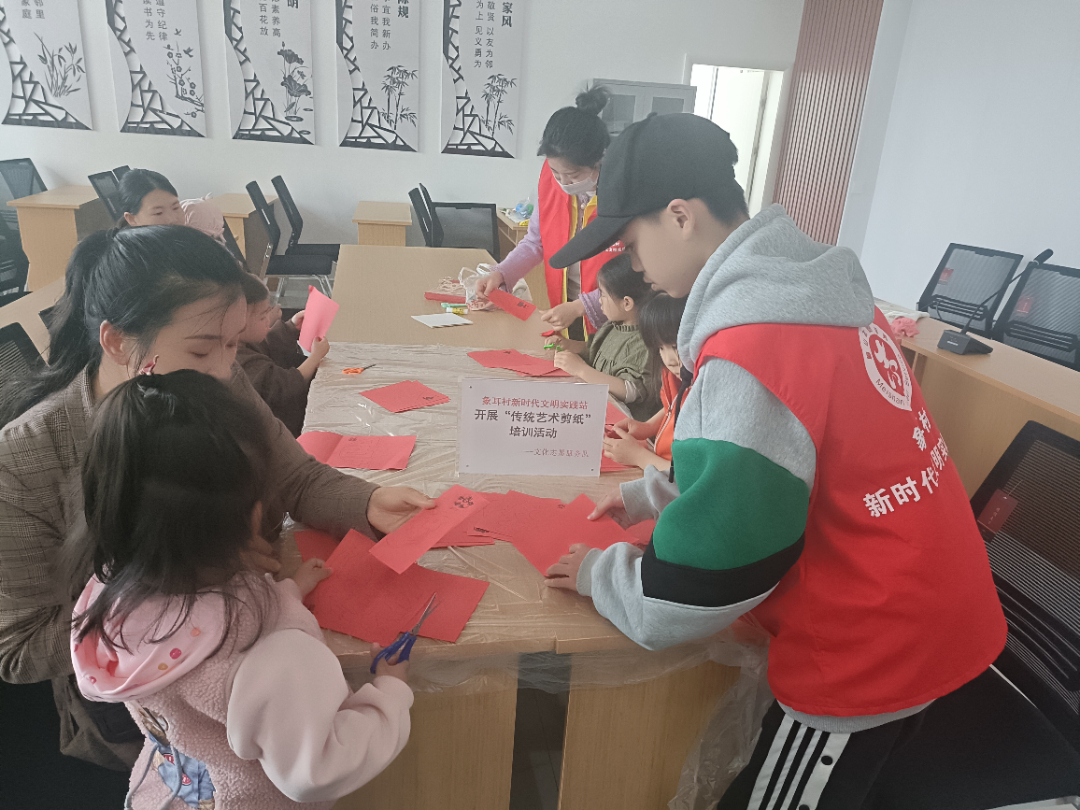 開展傳統(tǒng)剪紙活動。