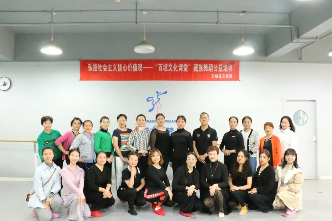 東坡區(qū)切實滿足群眾多元化文化需求。.jpg