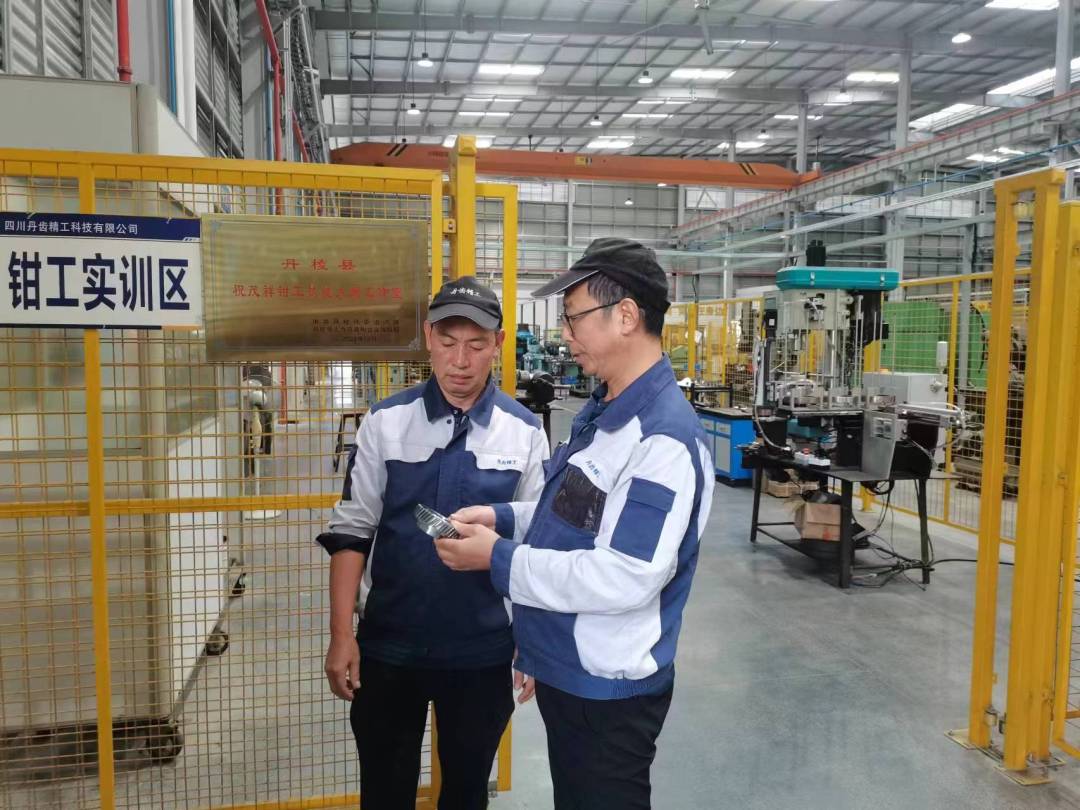  在丹棱，以丹齒精工為代表的機(jī)械企業(yè)聚集了一大批機(jī)械制造人才隊(duì)伍。