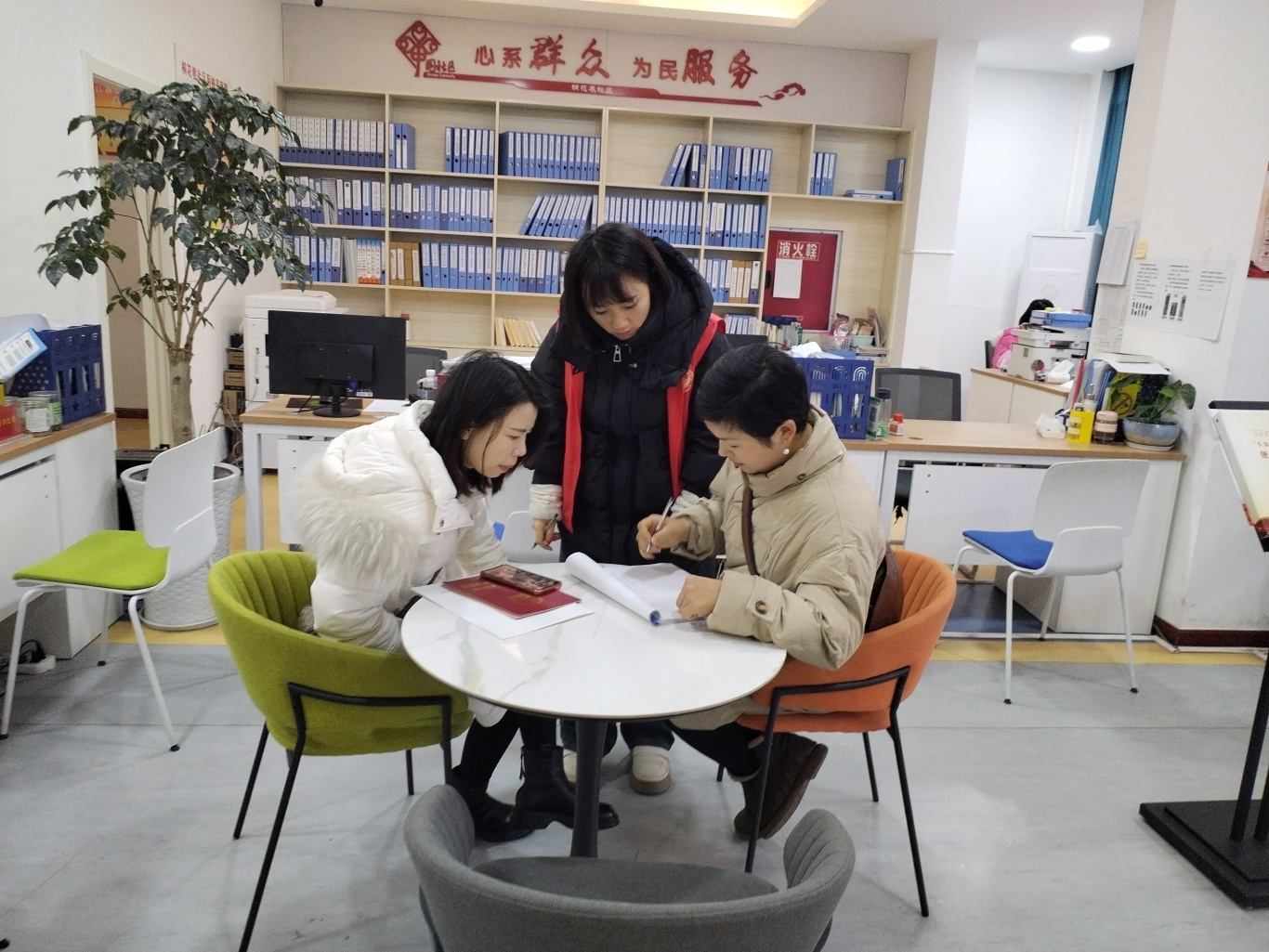  社區(qū)工作人員幫助居民進(jìn)行醫(yī)保驗(yàn)證、審核。