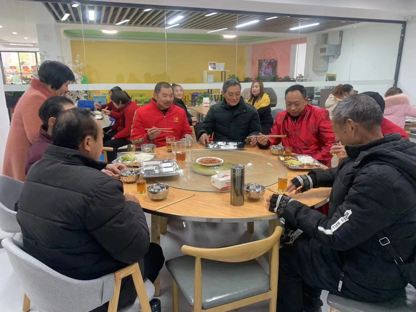  老人們正在享受美食。