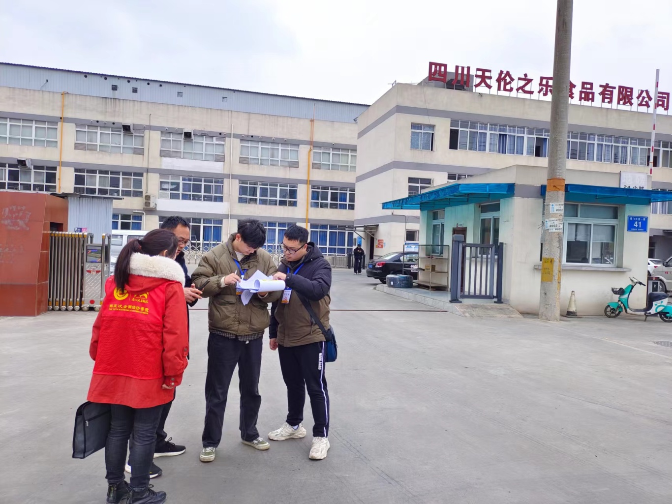  新區(qū)普查“兩員”對照企業(yè)提供的原始資料，在電子終端上逐項對照錄入數(shù)據(jù)。