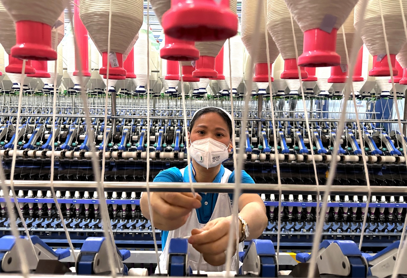 紡織女工正在認真工作。 (1).jpg