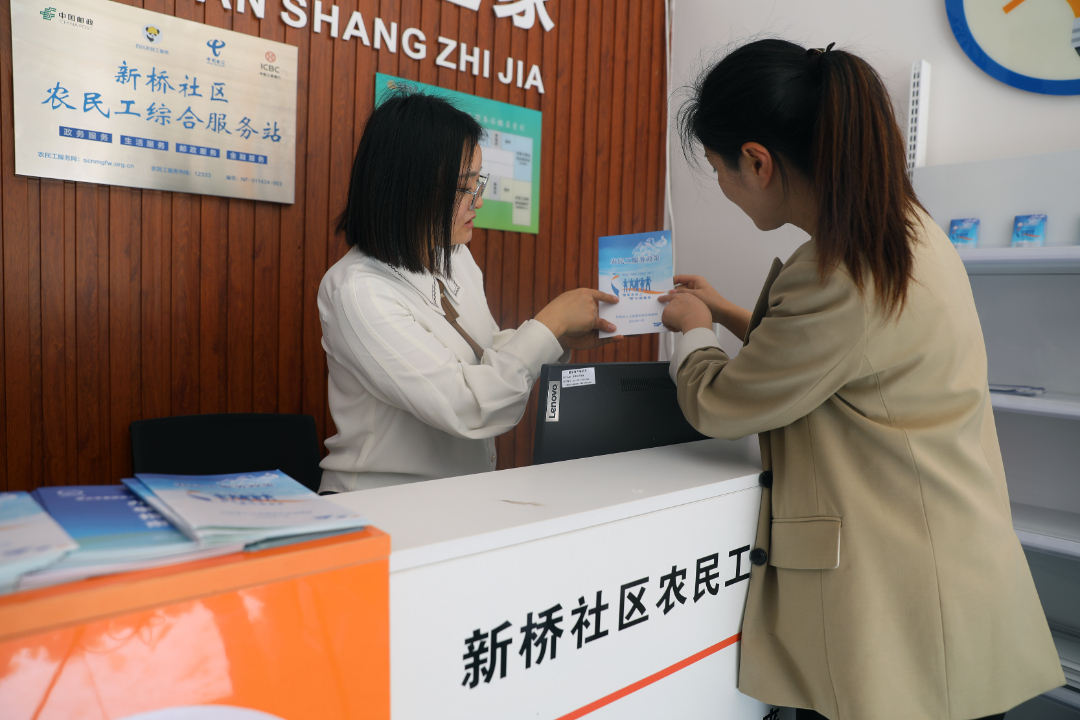  群眾在農(nóng)民工綜合服務(wù)站咨詢就業(yè)政策。
