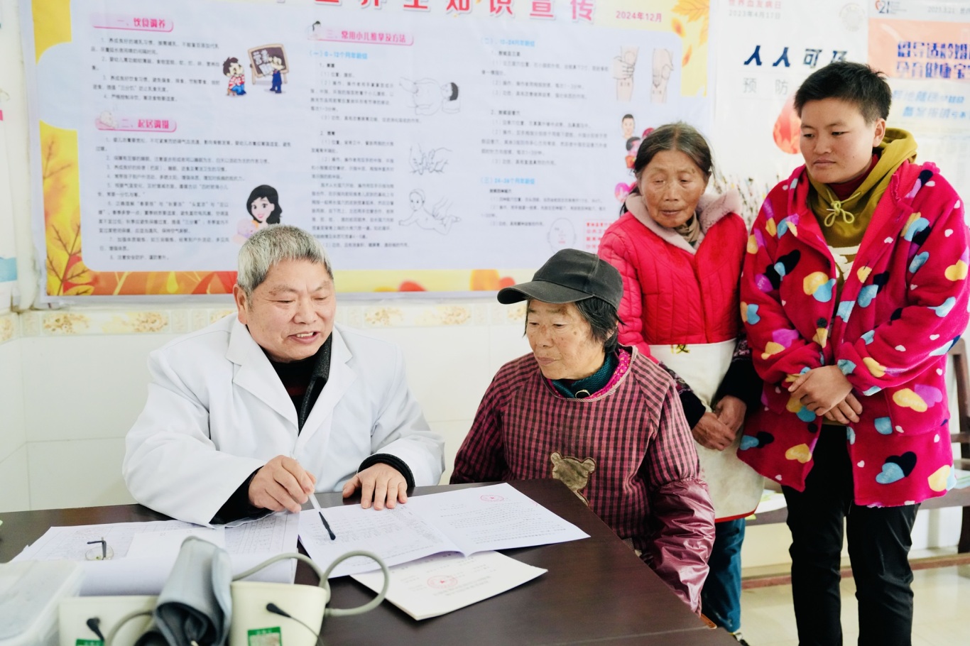 12月16日，在青神縣青竹街道沙河壩村村衛(wèi)生室，村醫(yī)方元昭正在為群眾進(jìn)行診療。.JPG