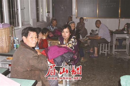 被安置的群眾。.jpg