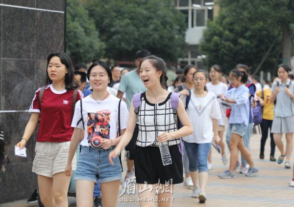 6月8日上午，考試結束后，在東坡中學考點參加考試的考生有說有笑走出考場。 劉娟 攝.JPG