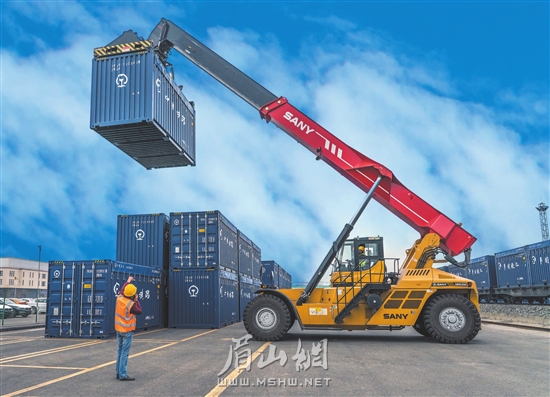 工業(yè)發(fā)展快馬加鞭。.jpg