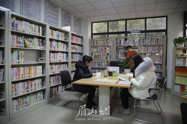 社區(qū)書屋成了周邊居民經(jīng)常來逛一逛的地方。.JPG