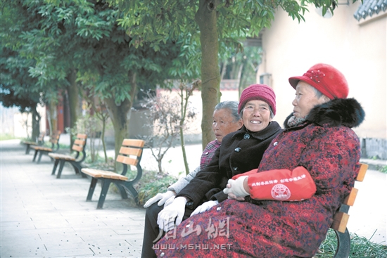 泥灣村的老人們正在聊天。.jpg