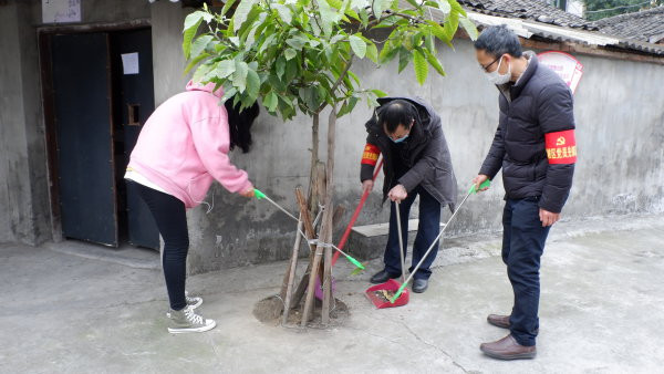 包保人員和街道、社區(qū)干部在通惠街道先鋒社區(qū)城中村打掃衛(wèi)生。.JPG