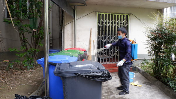 在市衛(wèi)健委，相關(guān)工作人員對垃圾堆放點(diǎn)進(jìn)行消殺。.JPG