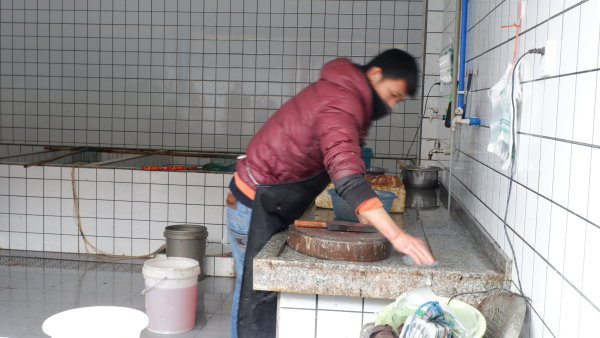 眉山大市場某活魚點(diǎn)殺攤位上，業(yè)主正忙著打掃衛(wèi)生。.JPG