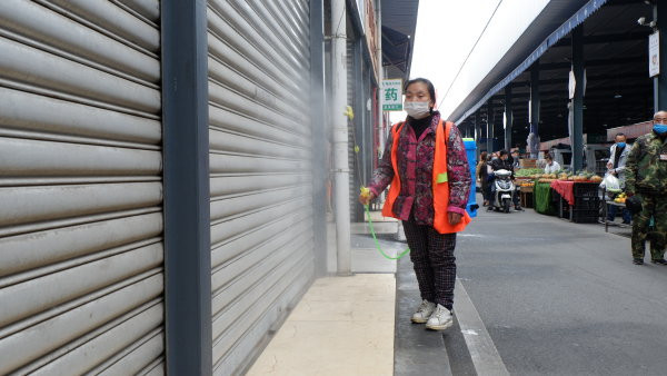 眉山大市場內(nèi)，保潔人員對市場進(jìn)行日常消毒。.JPG
