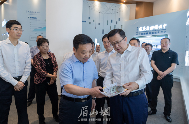 27日，德陽(yáng)市黨政代表團(tuán)在眉山天府新區(qū)中日國(guó)際康養(yǎng)城項(xiàng)目規(guī)劃展示館詳細(xì)了解項(xiàng)目規(guī)劃、建設(shè)情況 。（記者 楊槐 攝）()。.jpg