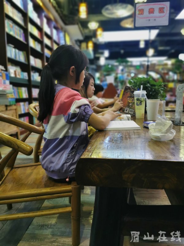 孩子們?cè)趫D書館看書。