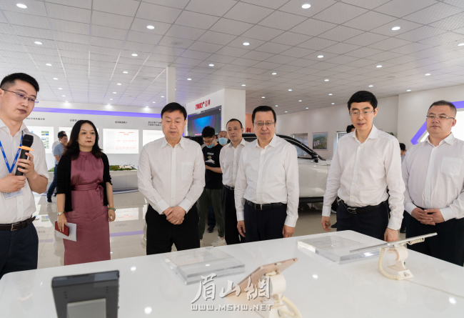 29日，崔志偉一行在眉山信利高端顯示項(xiàng)目聽取項(xiàng)目規(guī)劃、產(chǎn)業(yè)招引、發(fā)展前景等情況介紹。（眉山網(wǎng)記者 楊槐 攝）.jpg