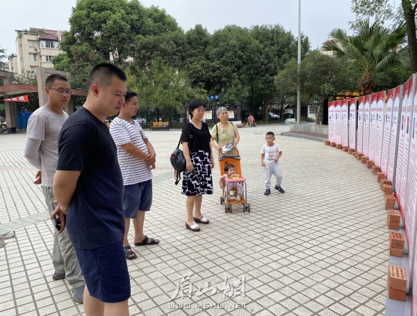 先進(jìn)事跡專題展覽吸引了眾多市民駐足觀看學(xué)習(xí)。.jpg