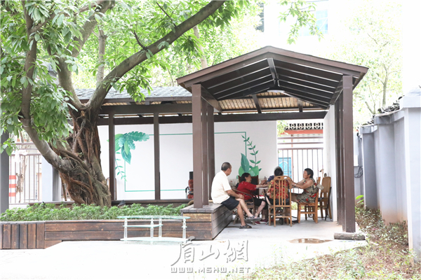 居民在工務(wù)段小區(qū)新建的涼亭內(nèi)休閑娛樂(lè)。.JPG